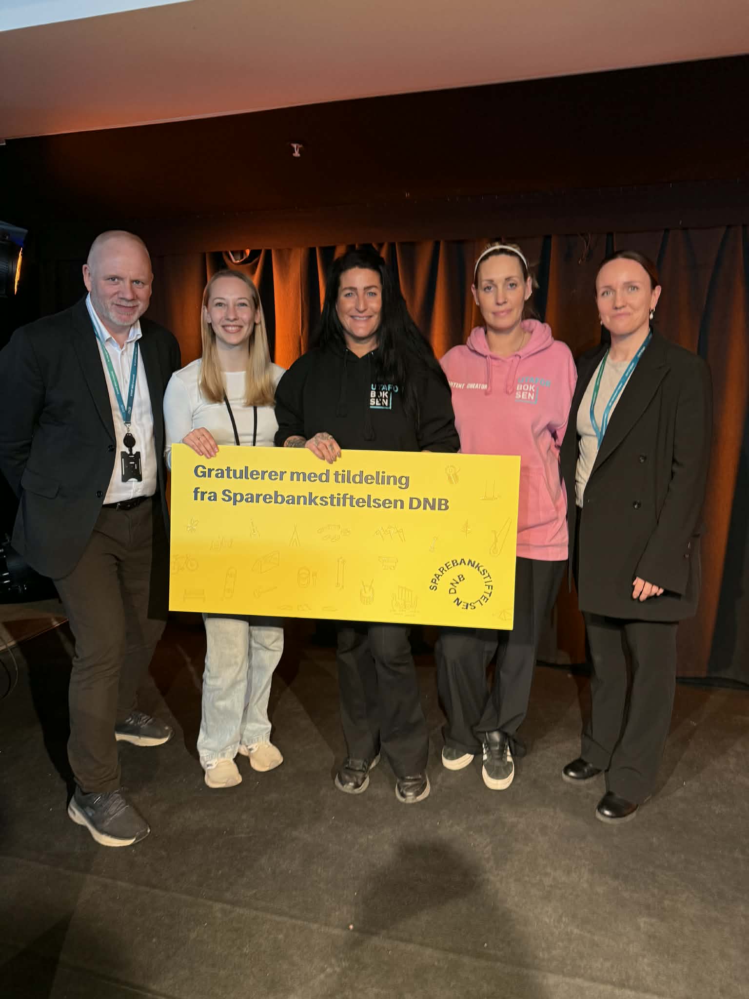 Helle Rødahl blir overrekt en sjekk